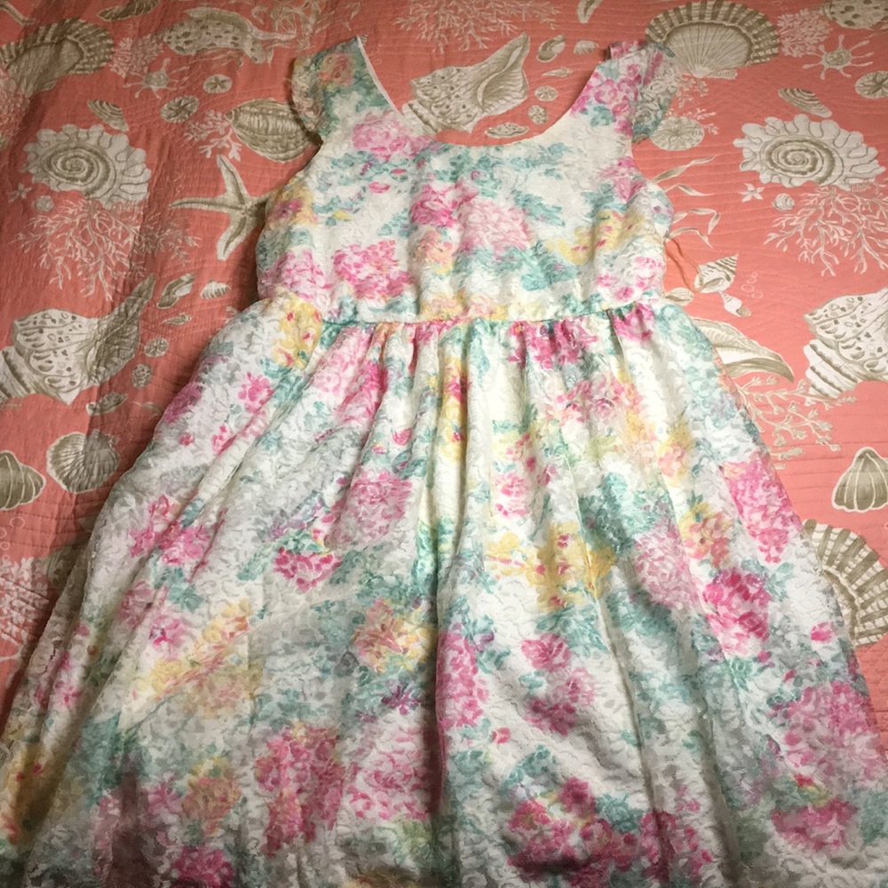 Super cute an pretty short colored dress